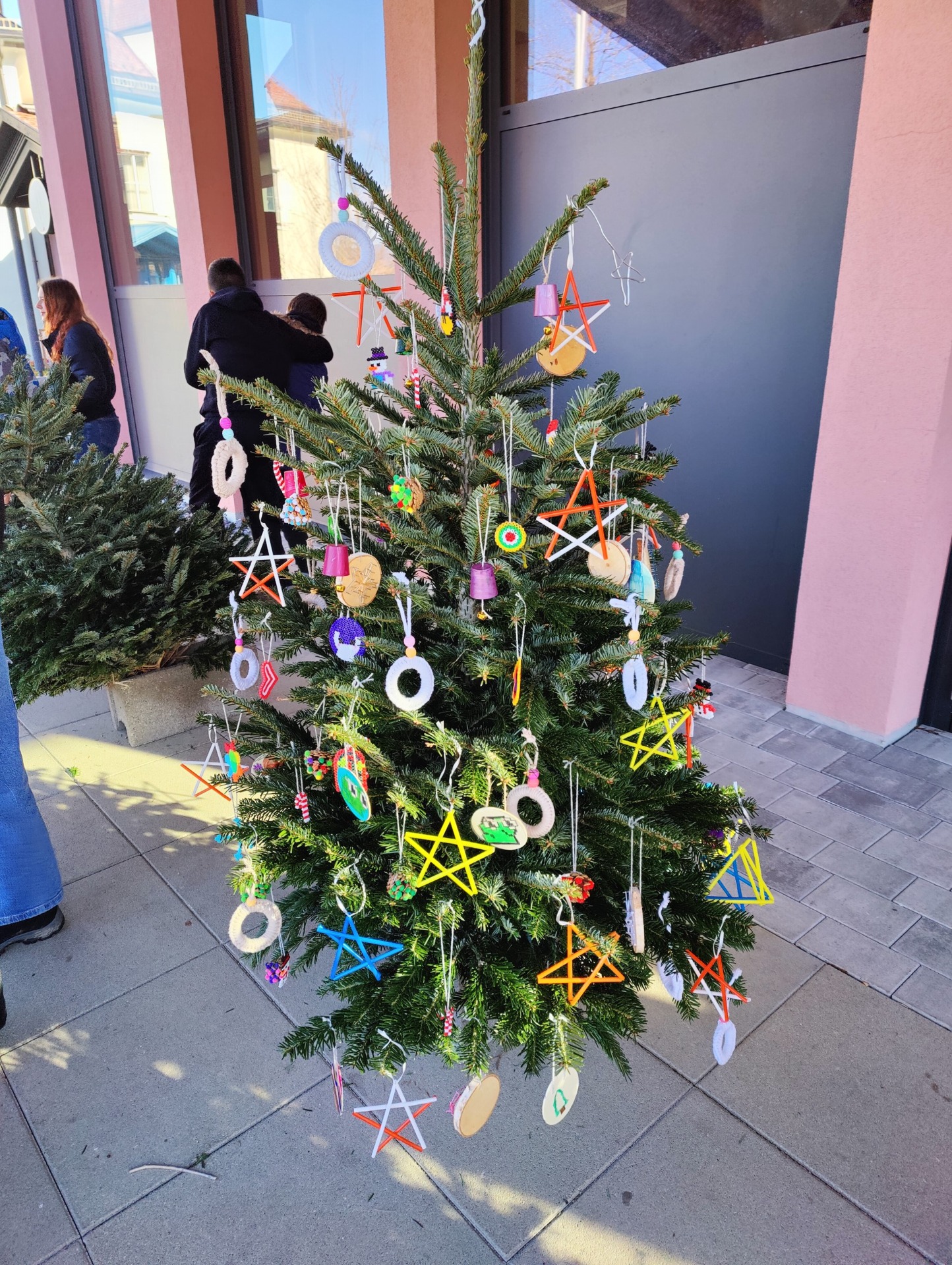 Auch heuer durfte unsere Schule einen Weihnachtsbaum der Gemeinde, welcher für einen guten Zweck am Weihnachtsmarkt versteigert wird, mit selbstgebasteltem Schmuck gestalten. - Bild 3