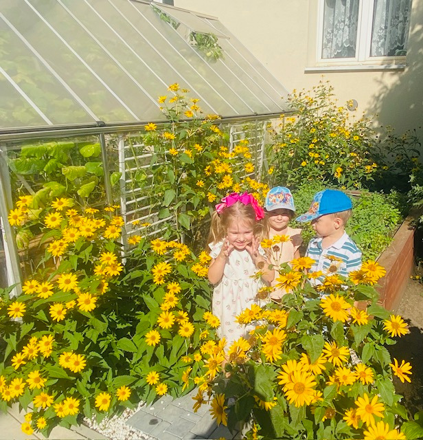 Maluszki i ich swobodne zabawy w ogrodzie przedszkolnym..."Szafirki" w końcowym procesie adaptacji :-) - Obrazek 3