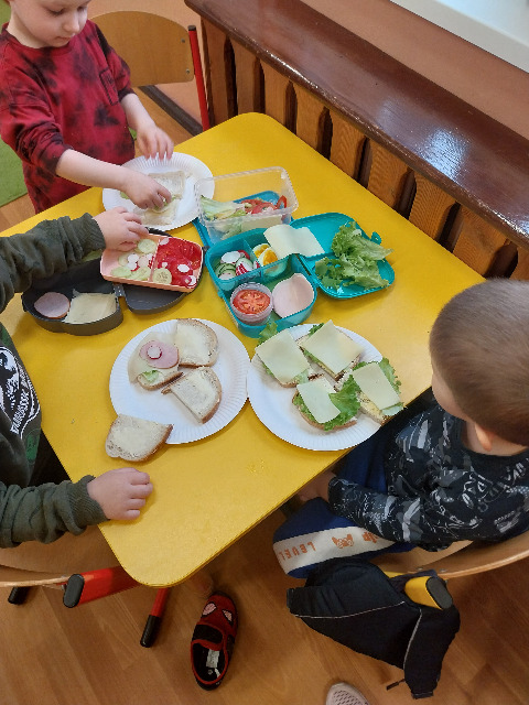 Kolorowe kanapeczki w punkcie przedszkolnym. - Obrazek 2