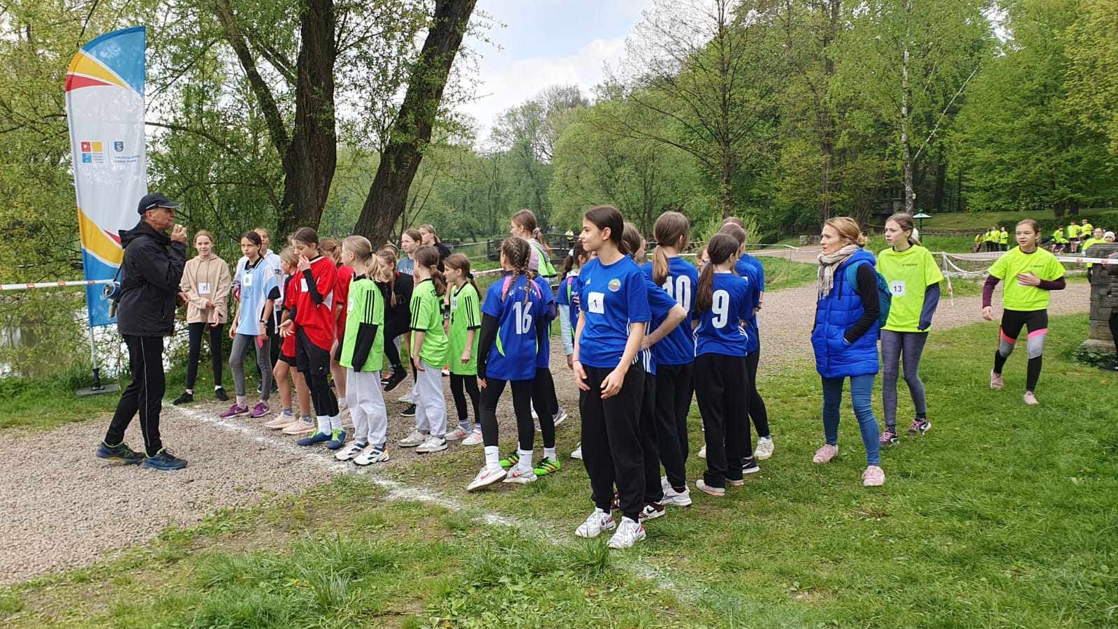  Dnia 18 kwietnia uczniowie i uczennice klasy 4, 5 i 6 reprezentowali naszą szkołę w Skawinie na zawodach w powiatowych drużynowych biegach przełajowych. - Obrazek 3