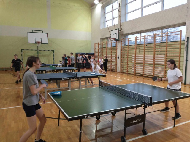 Zajęcia sportowe z tenisa stołowego w naszej szkole. - Obrazek 1