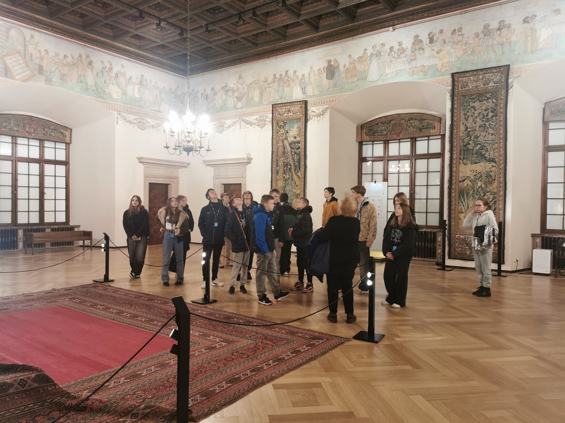 Klasy 7a i 7b zwiedzały  reprezentacyjne komnaty królewskie na Wawelu. - Obrazek 2