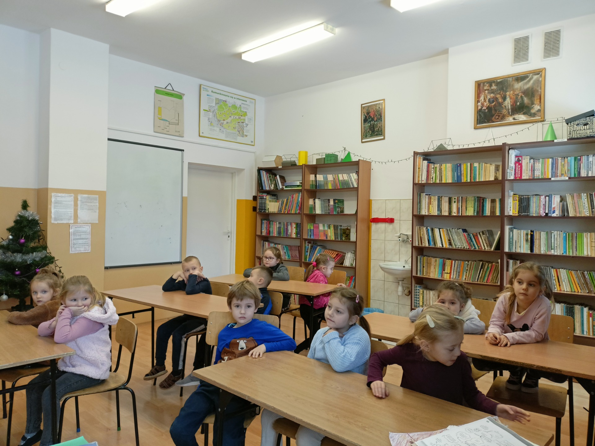 Pierwsza wizyta przedszkolaków w bibliotece szkolnej - Obrazek 1