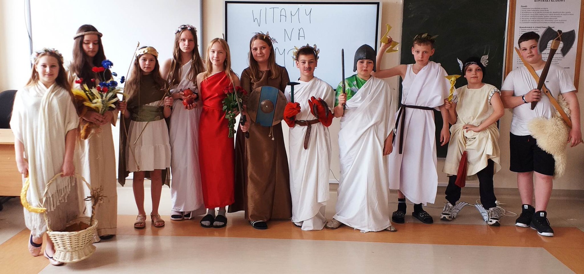 
Uczniowie klasy V jako bogowie greccy
