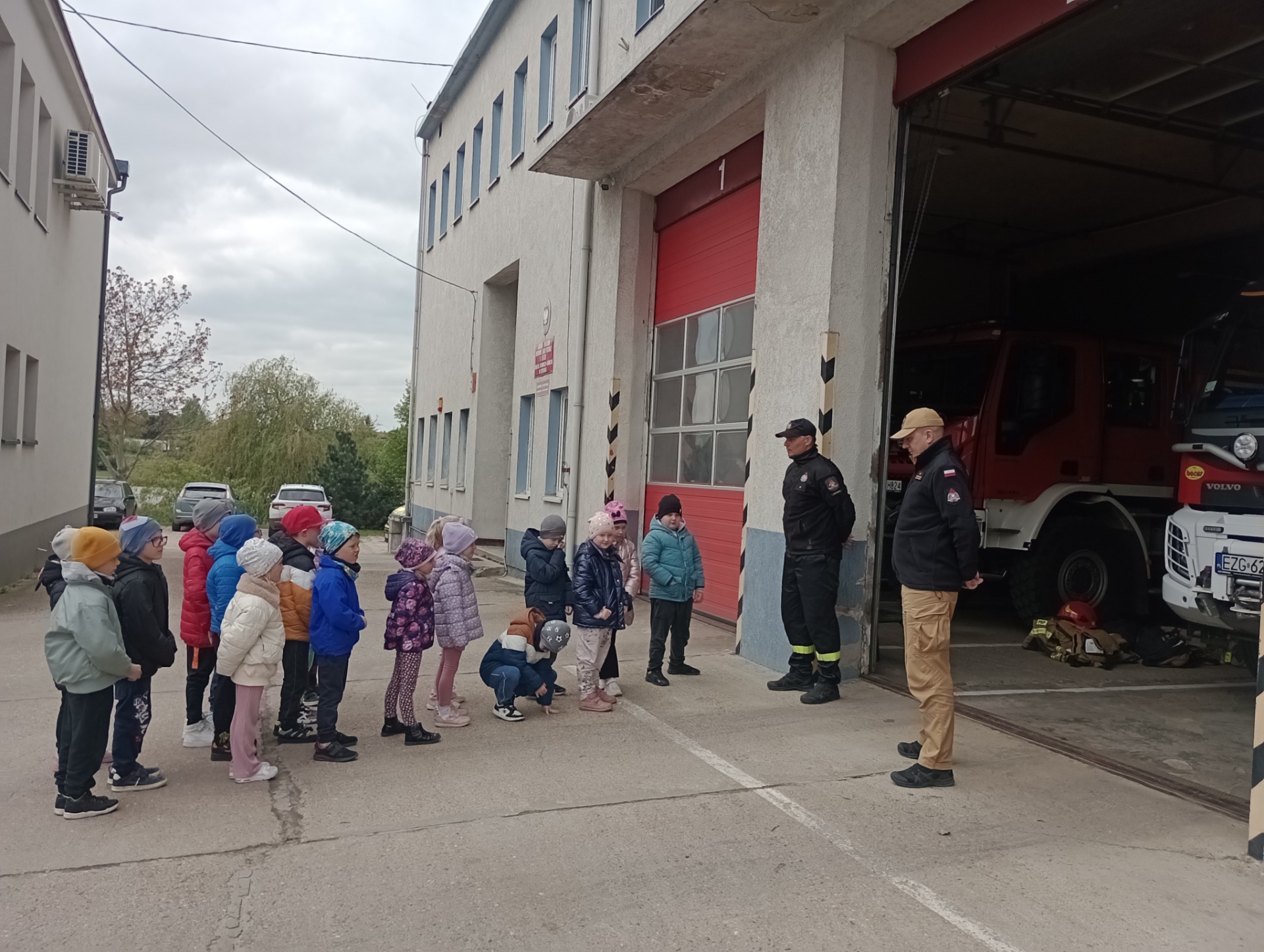 Wizyta dzieci z oddziału przedszkolnego w Państwowej Straży Pożarnej w Strykowie - Obrazek 4