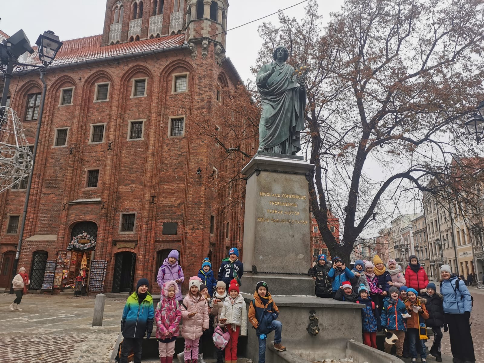 Klasa 1b przy pomniku Mikołaja Kopernika.