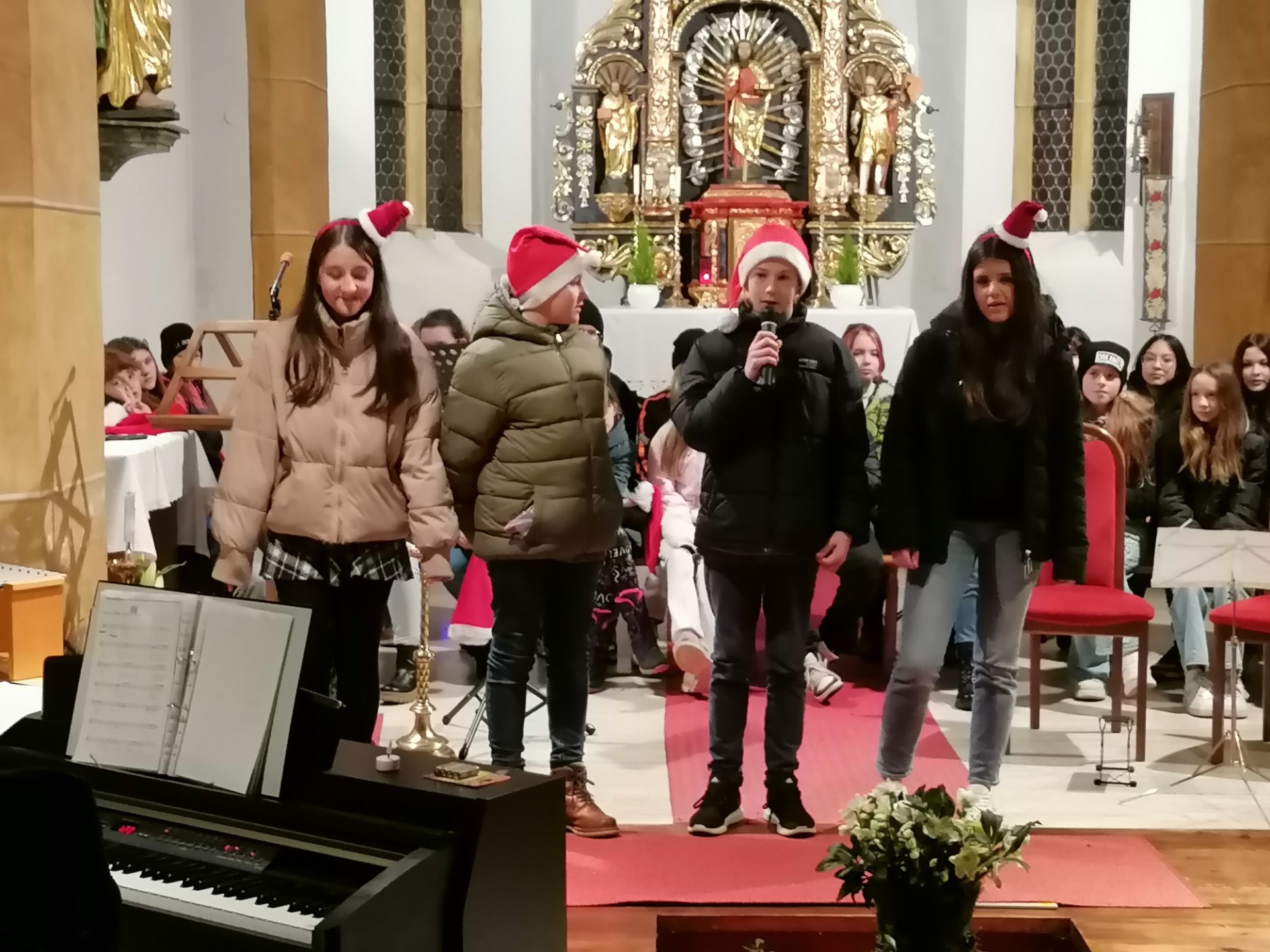 Am 19.12. fand unser Weihnachtskonzert in der Pfarrkirche St. Jakob statt. Alle SchülerInnen trugen zu einem besinnlichen Abend bei. - Bild 1