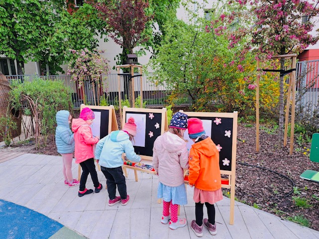 Wiosenny plener malarski w ogrodzie przedszkolnym - Obrazek 4