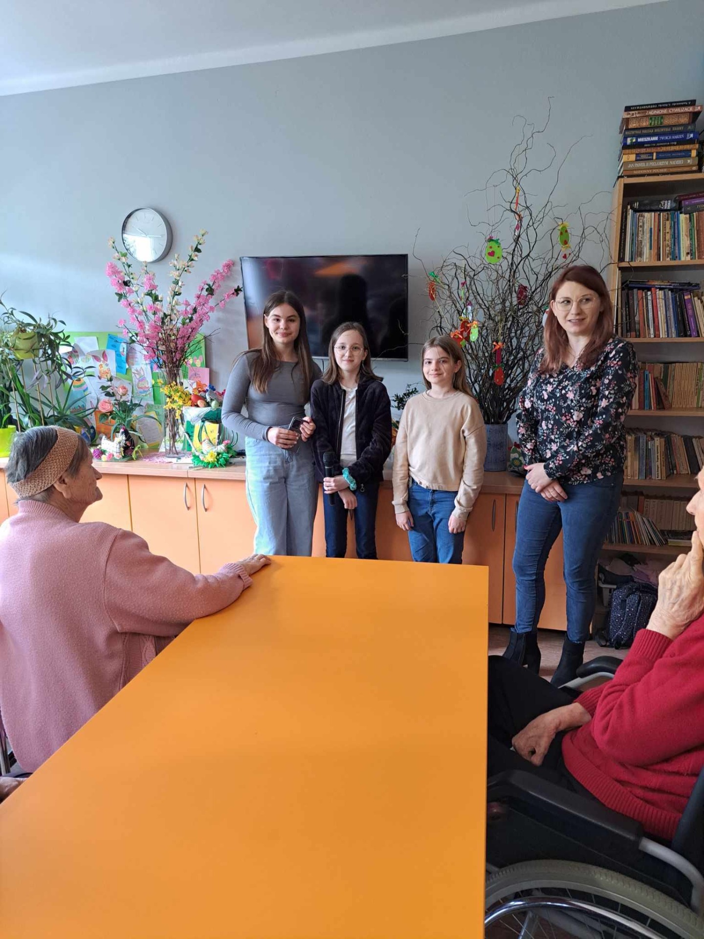 Uczennice klasy V: Sandra, Julia, Zofia oraz pani Eliza Mierzwa podczas odwiedzin pensjonariuszy Zakładu Pielegnacyjno-Opiekuńczego w Tarnobrzegu. 