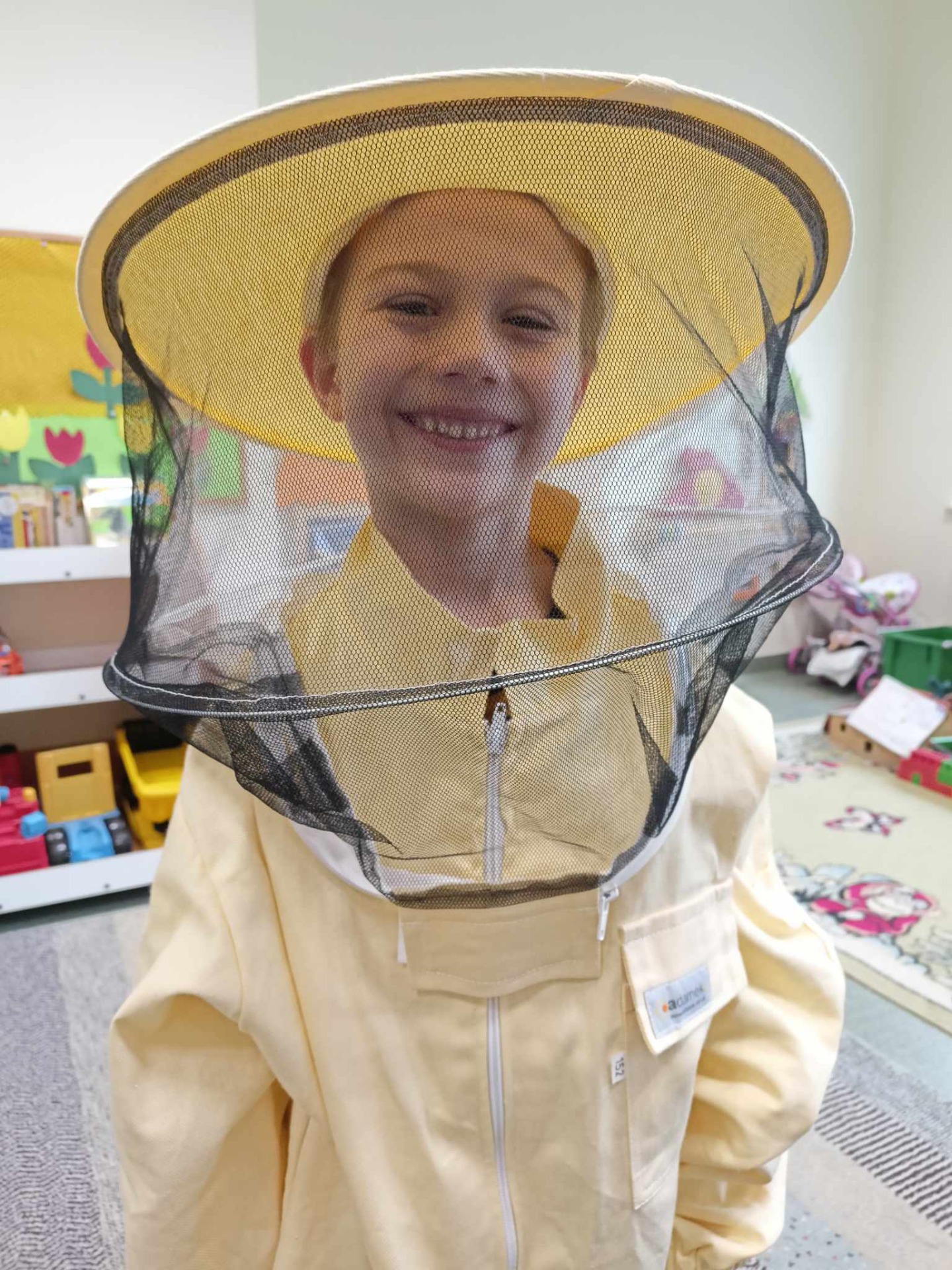 Dzieci z Zerówki poznają pracę pszczelarza - Obrazek 5