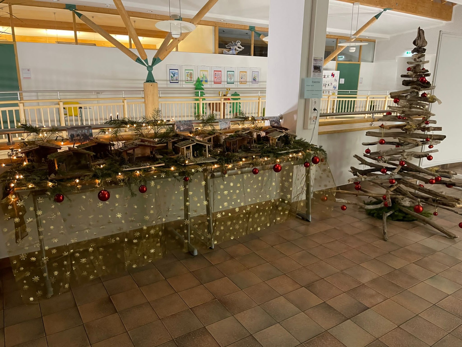 Weihnachtliche Dekoration in der Schule - Bild 1