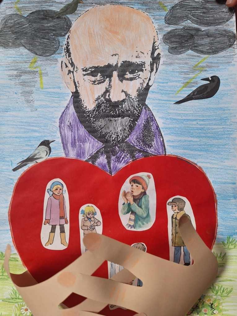 Praca plastyczna, Janusz Korczak trzyma w dłoniach duże serce a na nim są przyklejone zdjęcia dzieci
