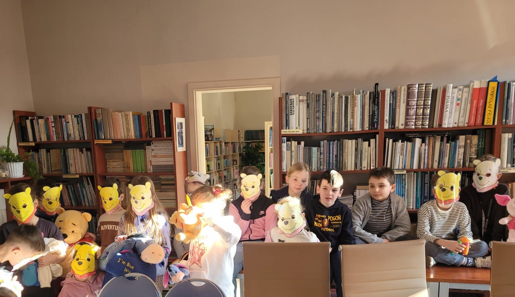 Uczniowie klas pierwszych w maskach Kubusia Puchatka