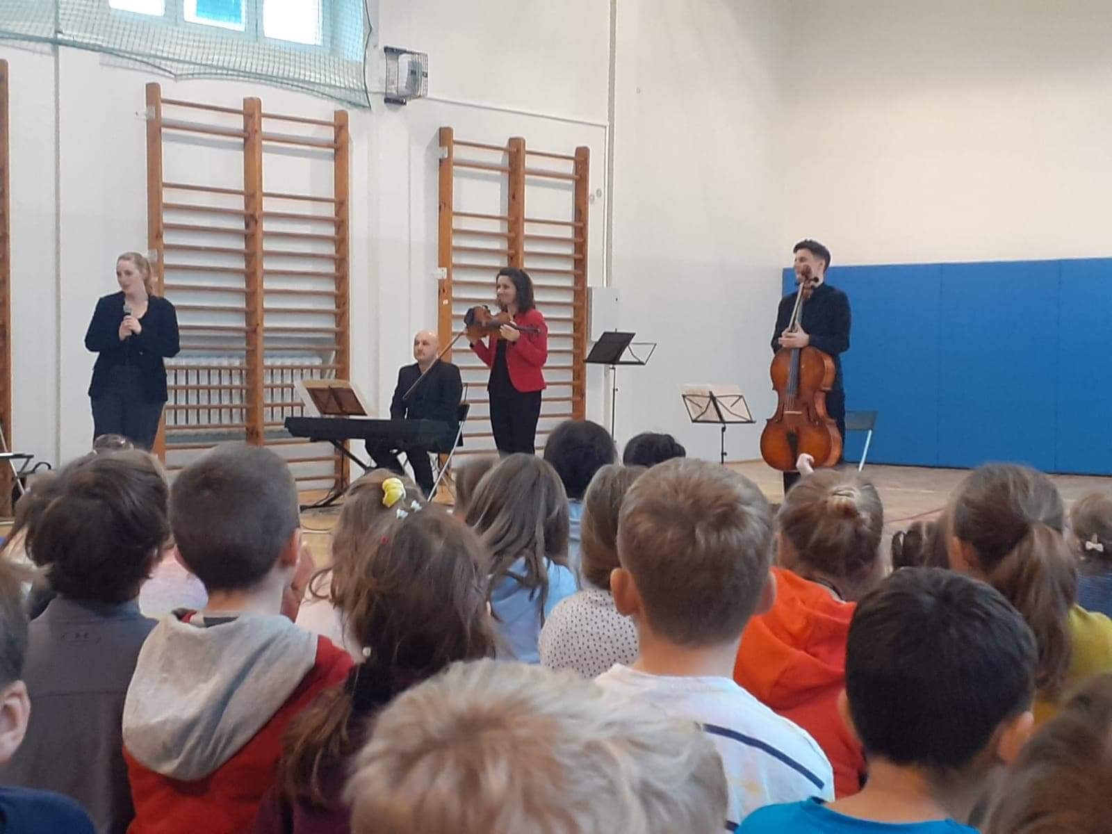 Dzisiaj w Naszej szkole odbył się koncert muzyków z Filharmonii Krakowskiej.  Poznaliśmy twórczość Mozarta👏🎻🎼N - Obrazek 5