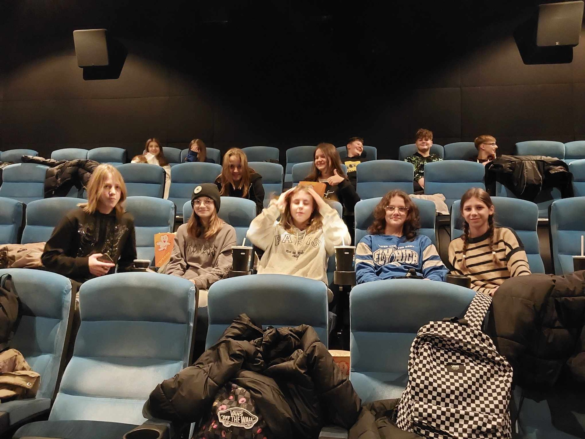 Grupa uczniów na widowni sali kinowej