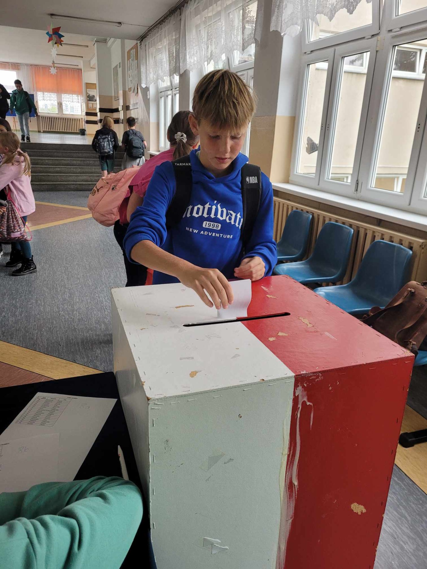Dzieci głosują na przewodniczącego Samorządu Uczniowskiego. 