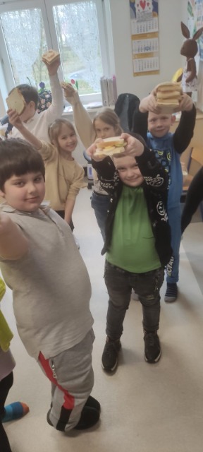 Uczniowie z tostami.