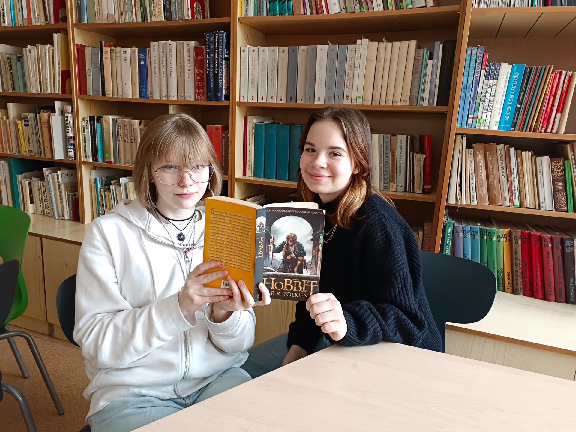 Uczniowie SP Nr 2 im. M. Kopernika w Olecku podczas czytania książek Tolkiena