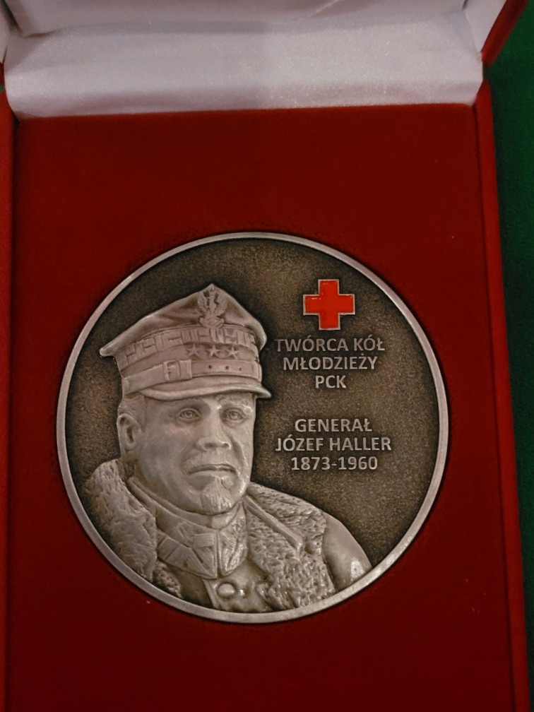 Medal 100-lecia Ruchu Młodzieżowego Polskiego Czerwonego Krzyża dla naszej szkoły - Obrazek 1
