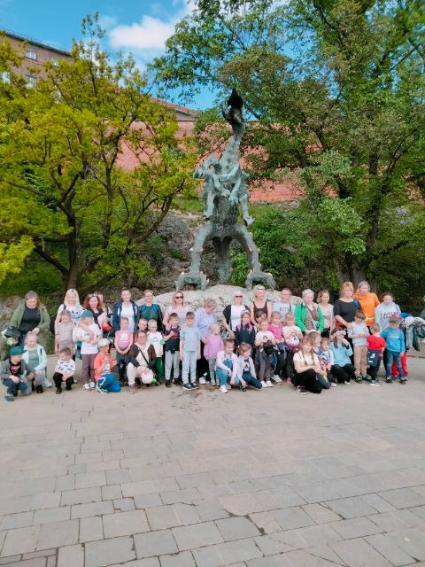 Zdjęcie grupowe ze Smokiem Wawelskim 