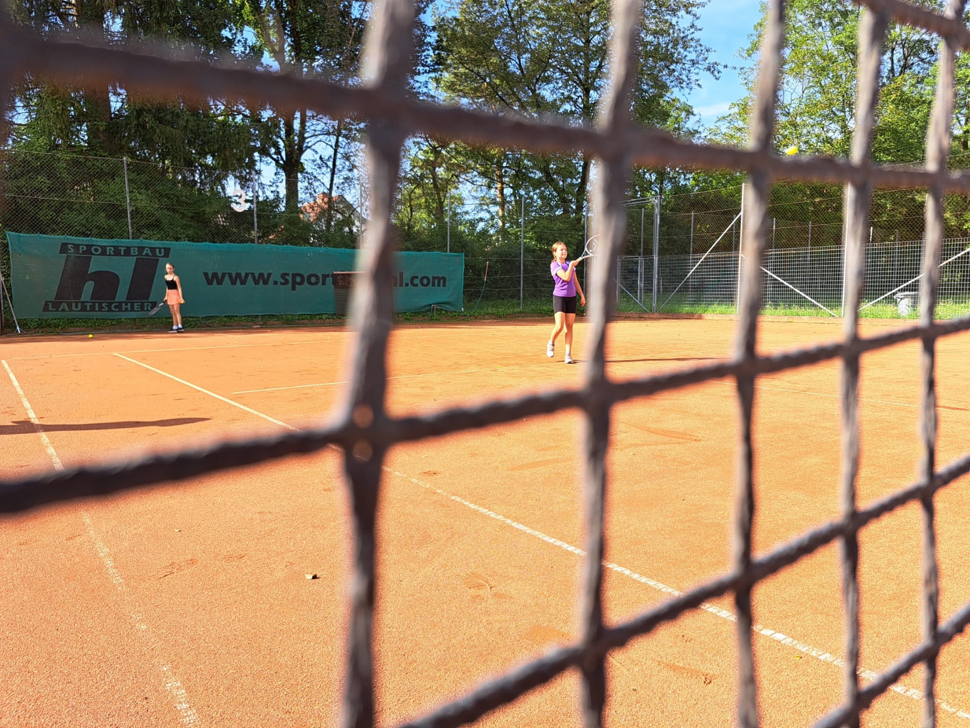 BSP am Tennisplatz in Rosenau - 2. Klasse - Bild 1