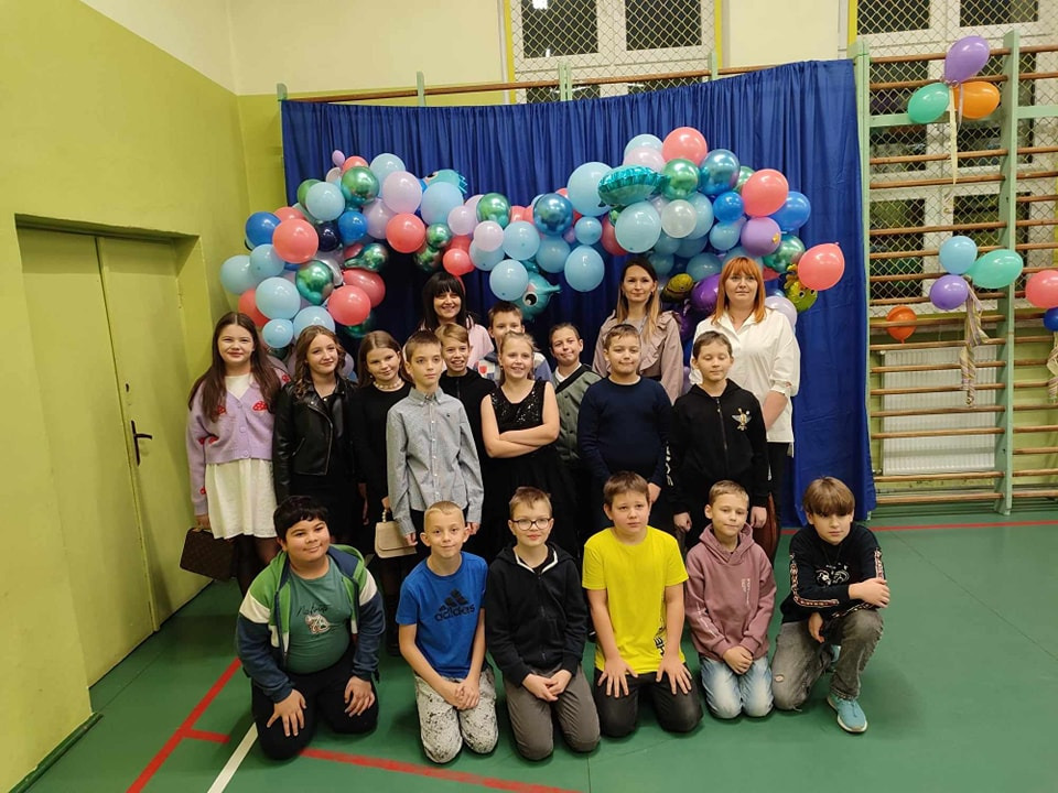 Uczniowie klasy 4b z wychowawcą Agnieszką Urbaniak, wicedyrektor Barbarą Wójcik oraz przewodniczącą Rady Rodziców panią Katarzyną Lisztwan.