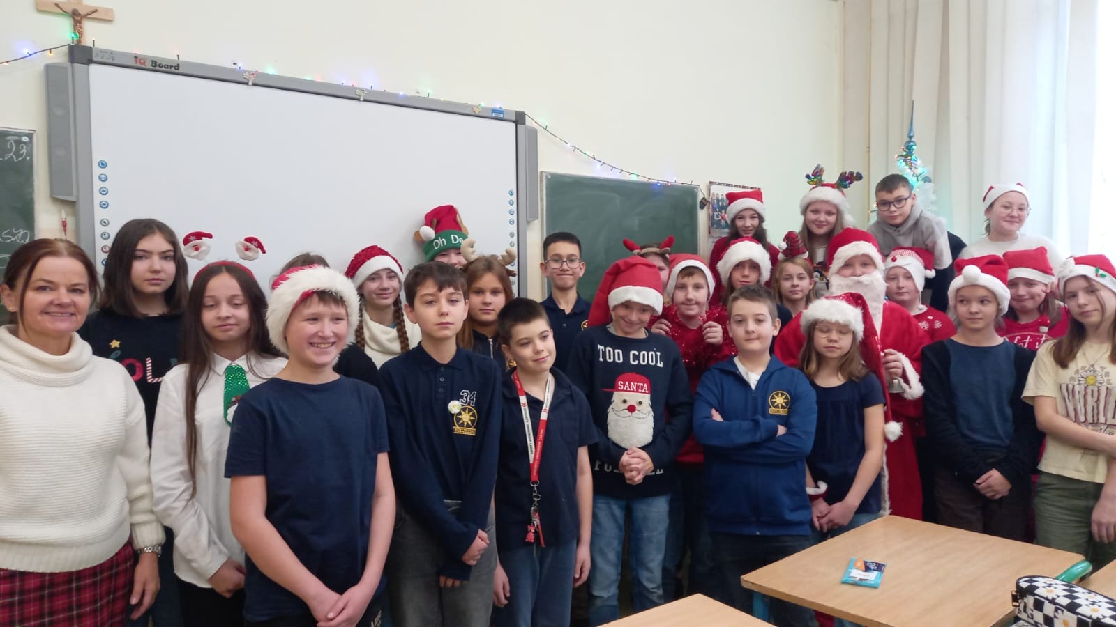 6 grudnia naszą szkołę odwiedził Święty Mikołaj, który wraz ze swoimi elfami rozdawał wszystkim uczniom czekolady zakupione i sfinansowane przez Radę Rodziców.