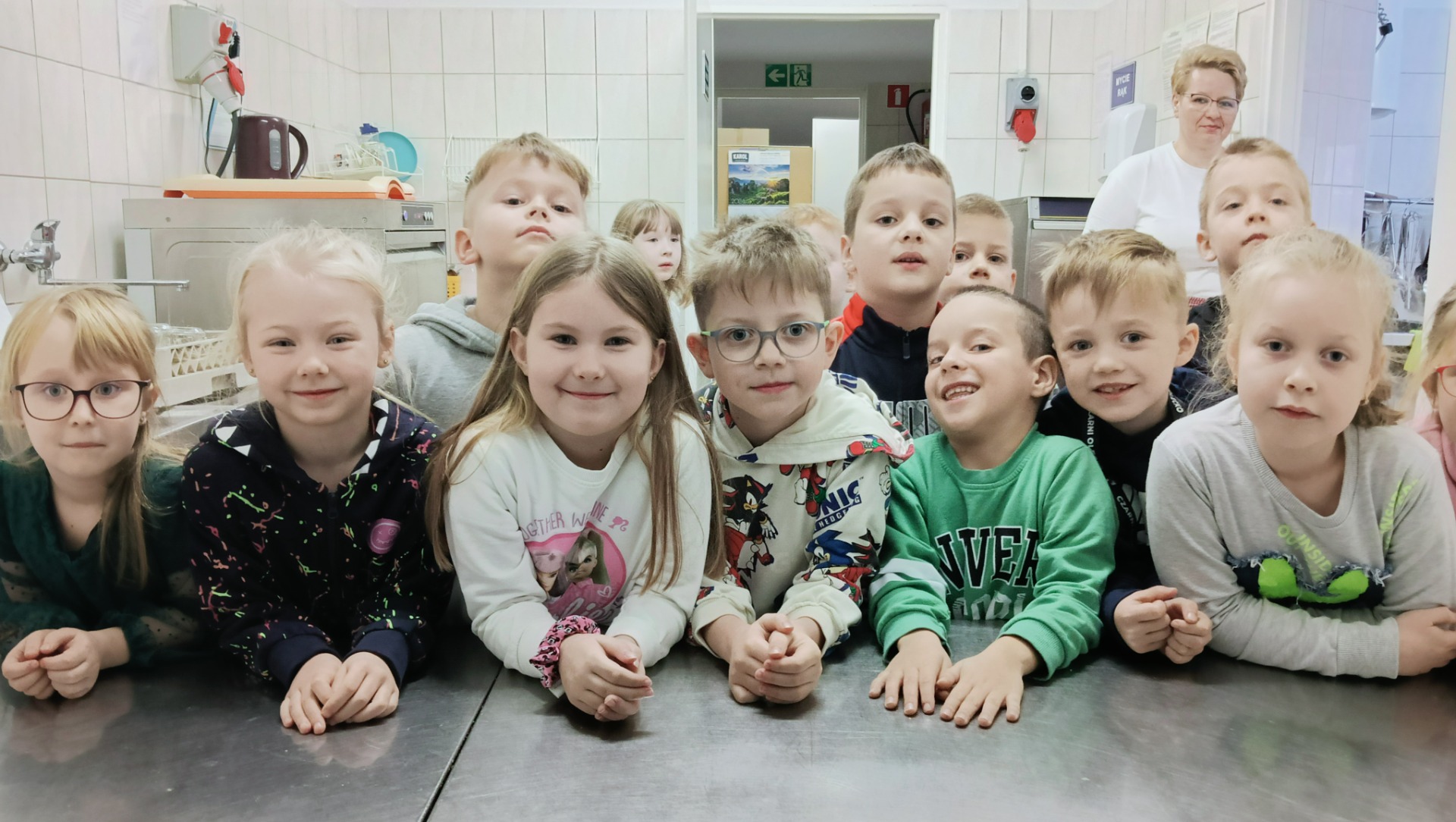 Dzieci z grupy 0 c z wizytą w kuchni Szkoły Podstawowej Nr 2 im. M. Kopernika w Olecku