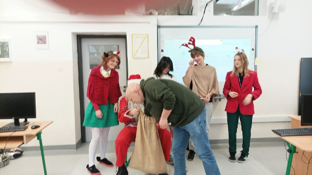 wiety Mikołaj odwiedził wczoraj  naszą szkołę! 🎁🎁🎁🎀🎁❤Towarzyszyły Mu elfy, śnieżynka i renifer. Grzeczne dzieci poczęstował cukierkami, a najgrzeczniejszym rozdał prezenty. - Obrazek 1