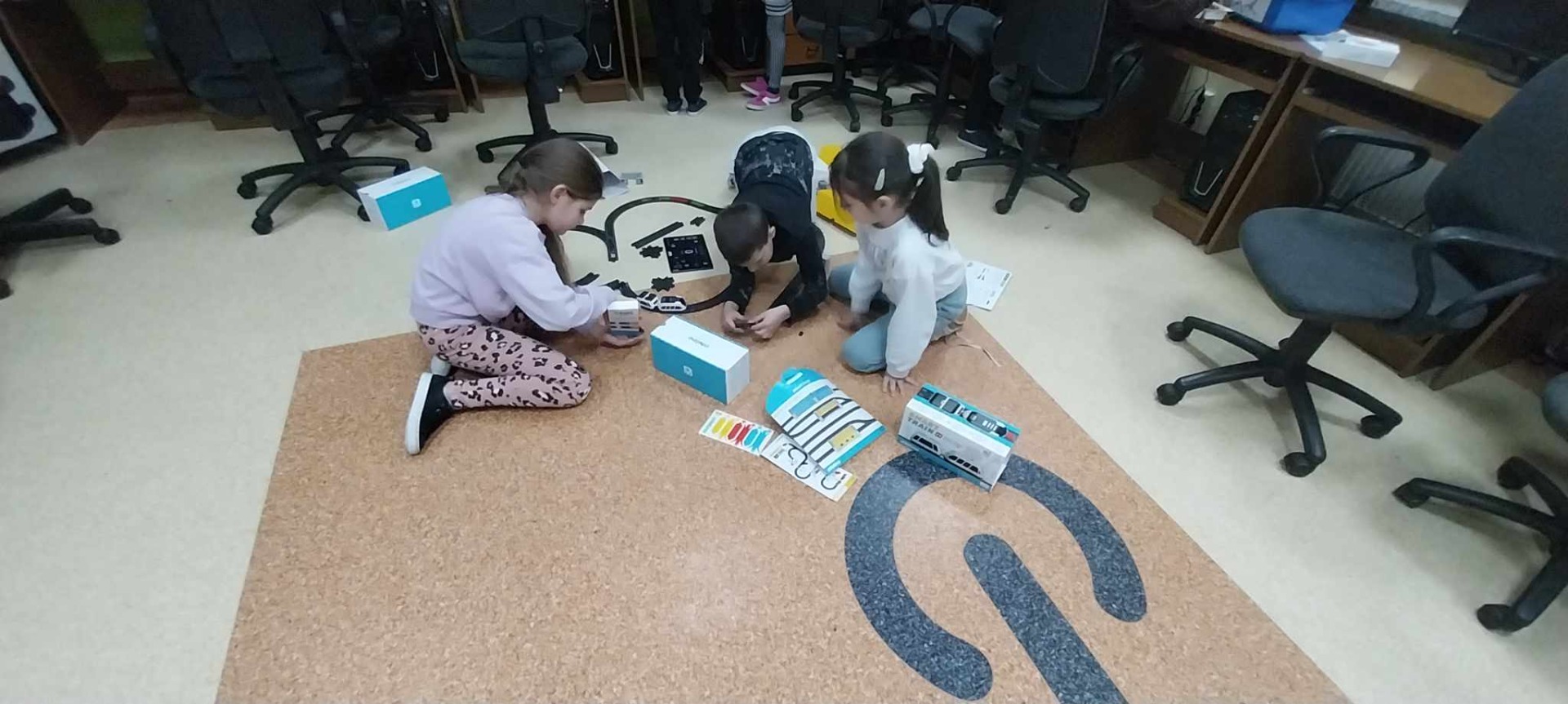 Uczniowie wykorzystują klocki edukacyjne na zajęciach informatycznych