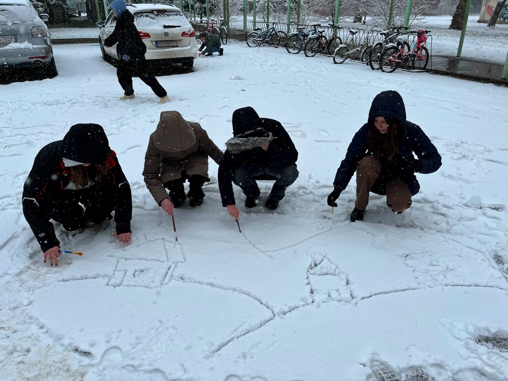 Kreatívne využitie snehu žiakmi 8.C triedy na hodine výtvarnej výchovy - Obrázok 3