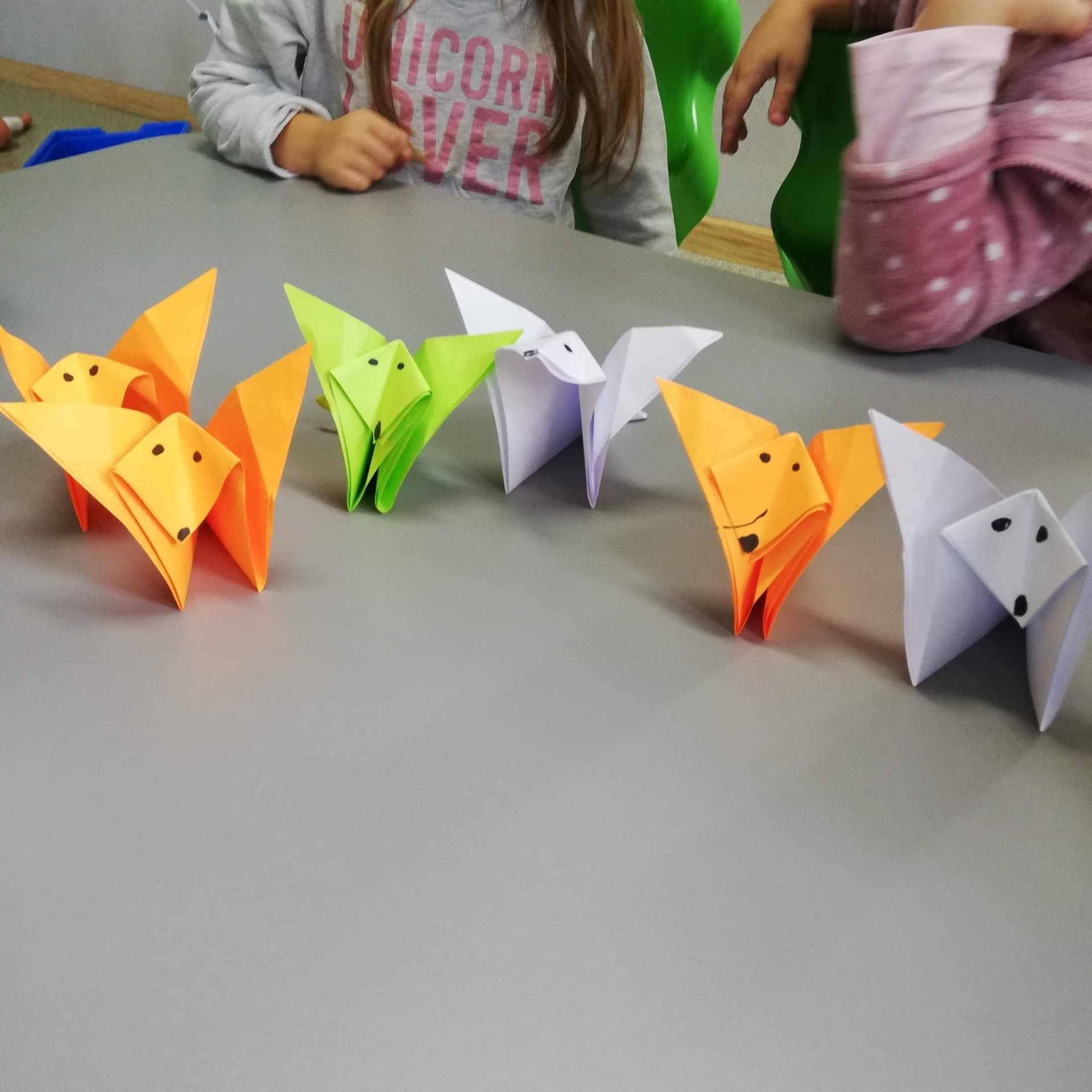 Mali Odkrywcy tworzą liski z papieru na zajęciach origami 🦊❤️🤗👏👏 - Obrazek 5