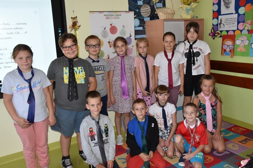 Grupa uczniów ubrana w muszki i krawaty