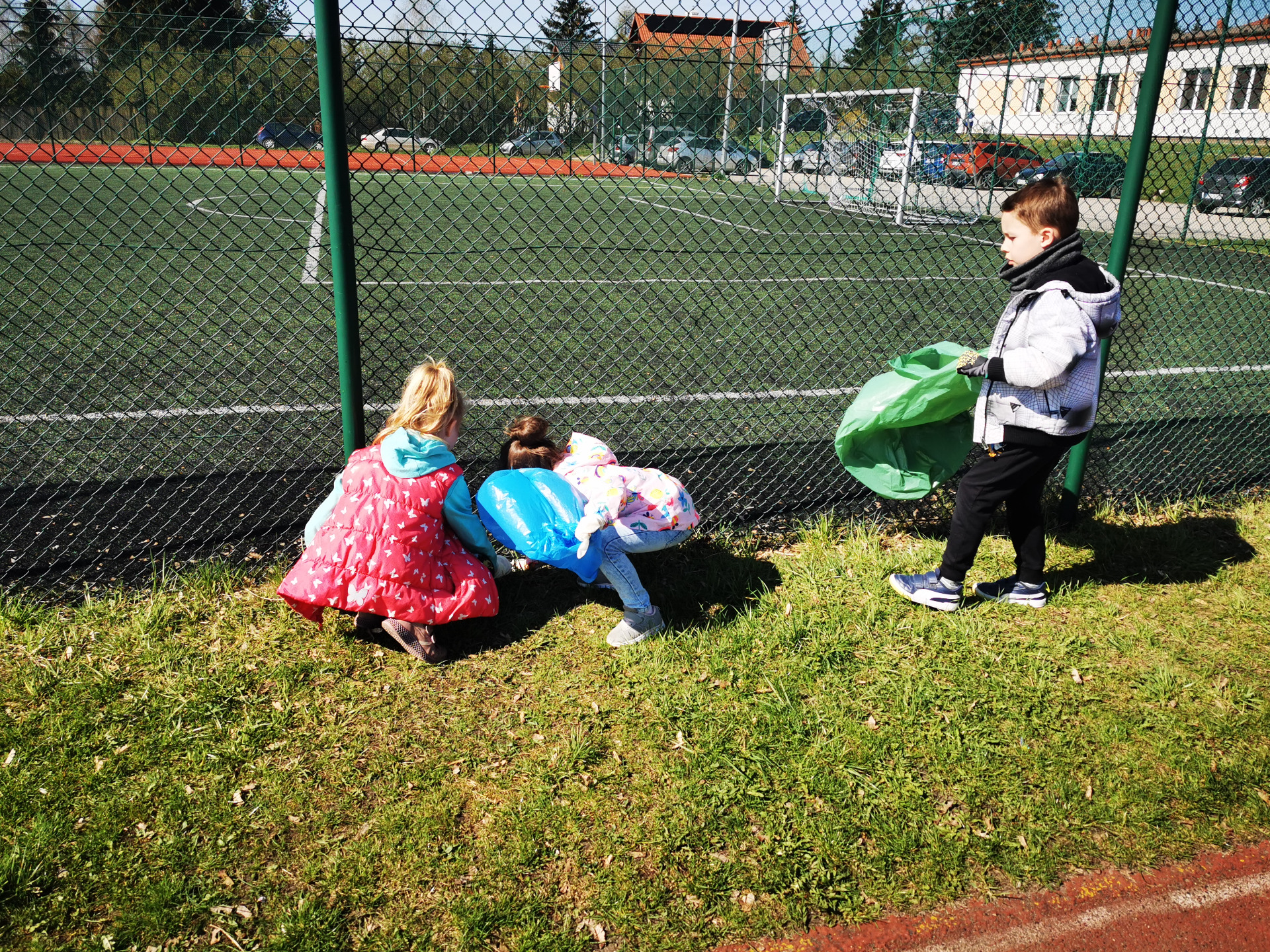 Uczniowie podczas akcji sprzątania świata