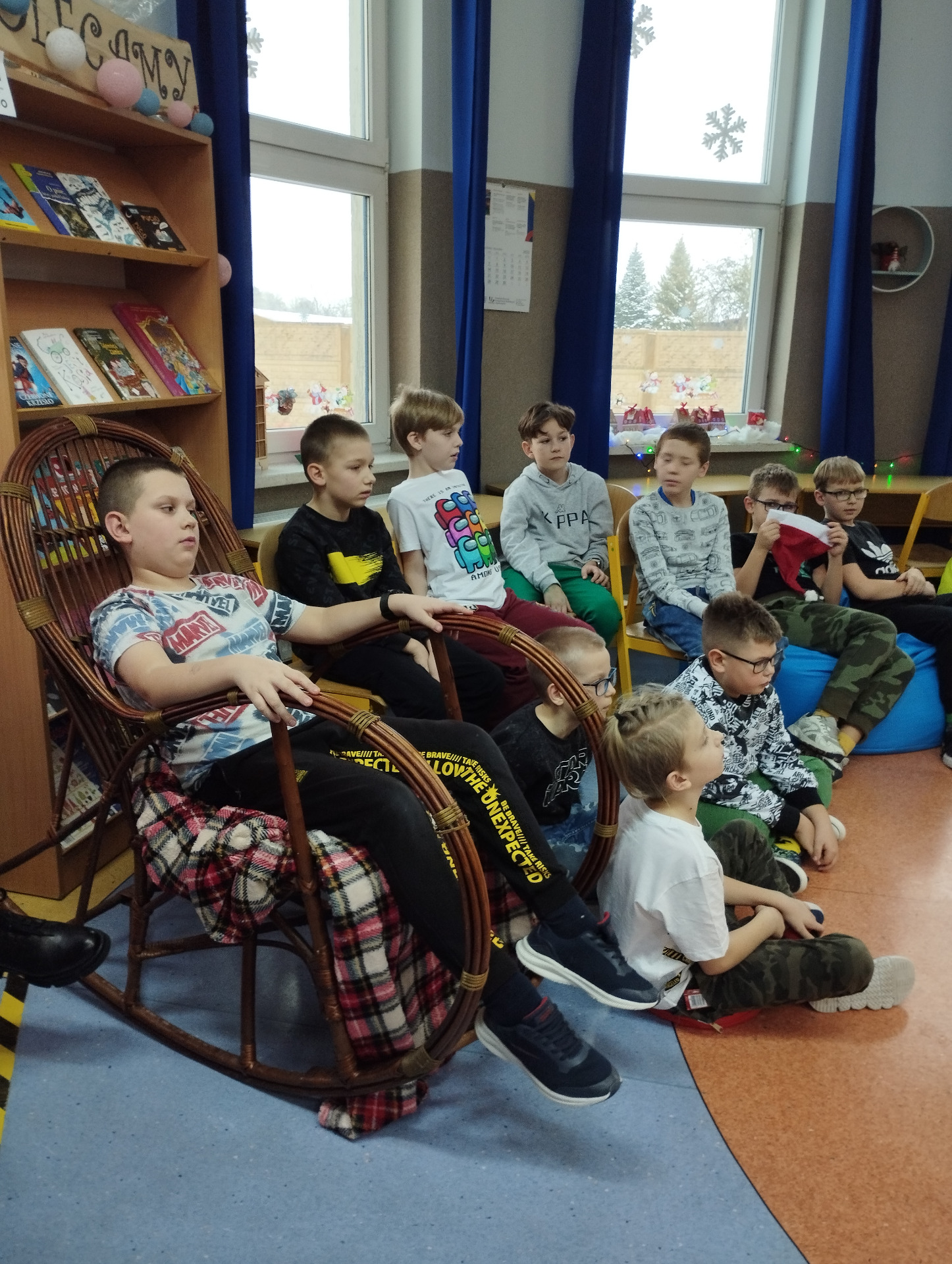 Uczniowie klas trzecich słuchają czytanej książeczki