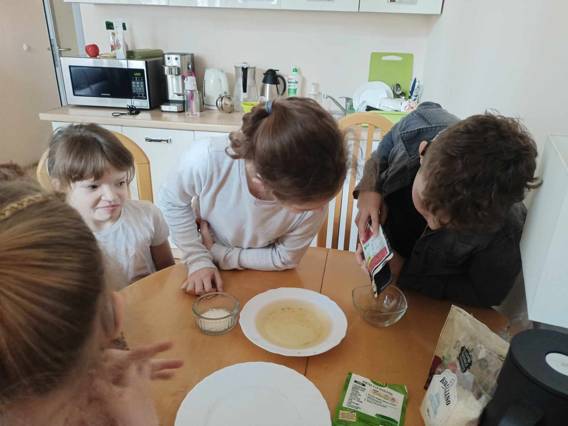 Dzieci przygotowujące ciasteczka. 