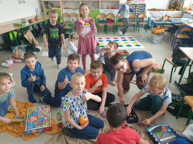 Uczniowie podczas zabawy andrzejkowej.