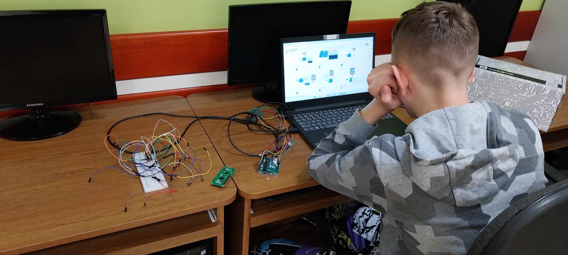 Uczniowie podczas pracy nad projektem interaktywnej klawiatury programowanej w środowisku Arduino.