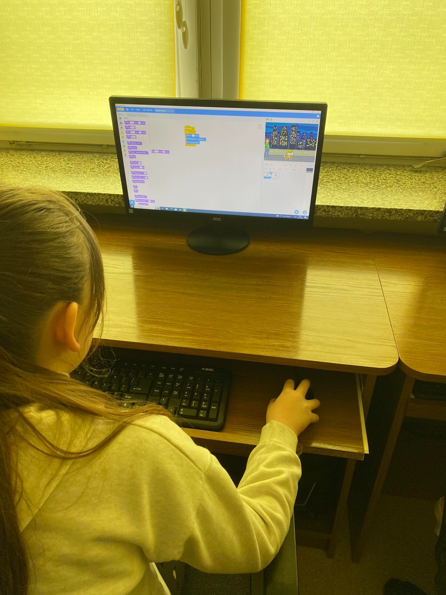 Uczennica siedzi przy komputerze i tworzy animację