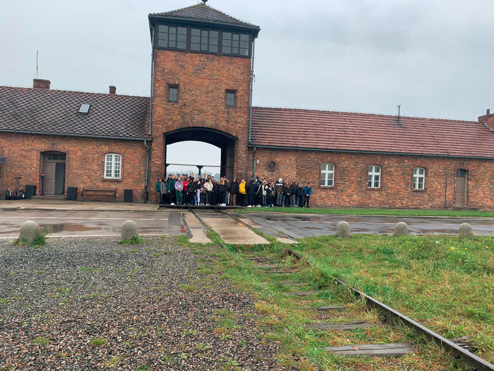 Fotorelacja z wycieczki klas 8 do Miejsca Pamięci i Muzeum Auschwitz-Birkenau oraz Wadowic - Obrazek 1