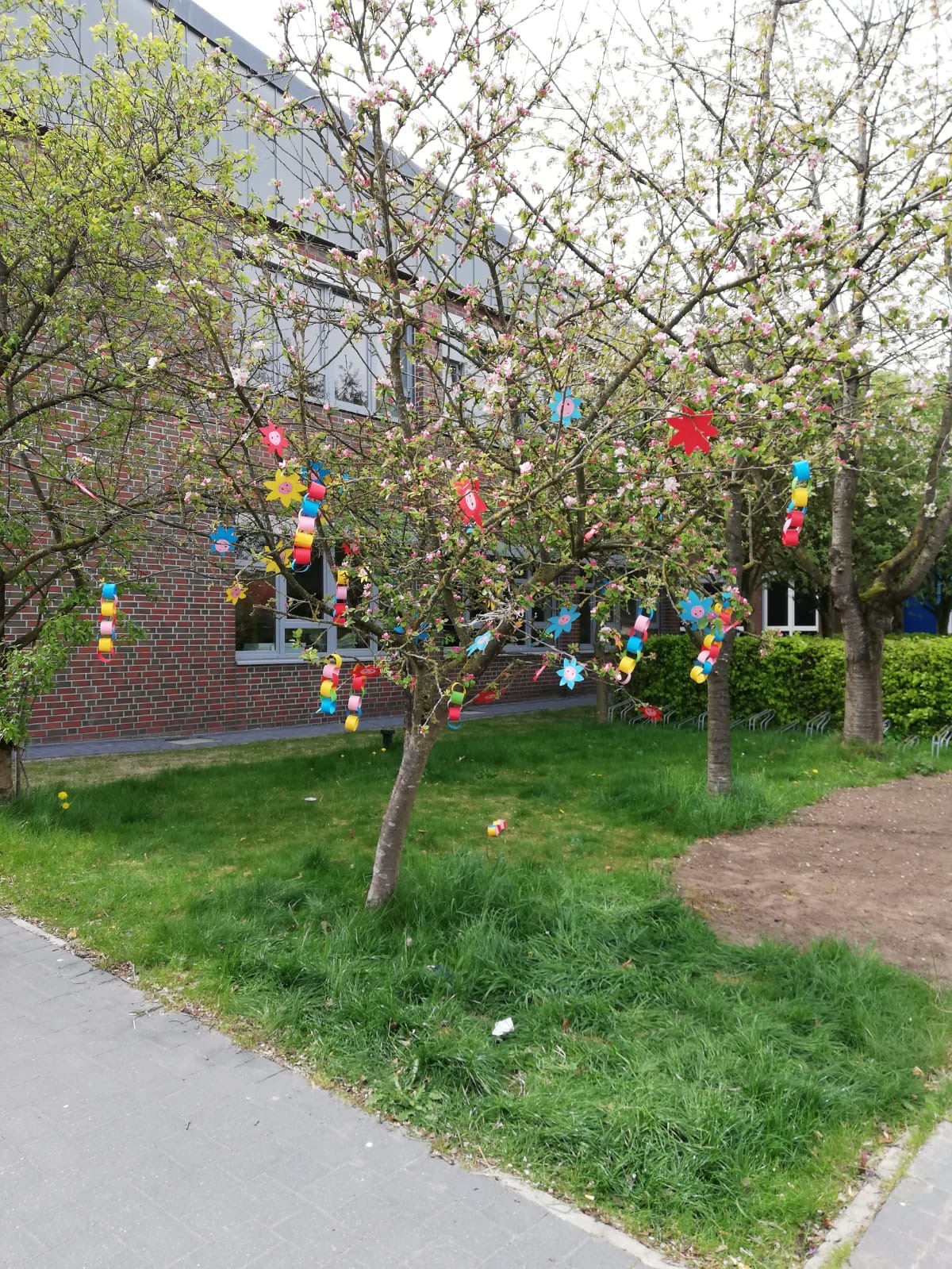 Unsere GrundschülerInnen haben auf dem Schulplatz diesen tollen, bunten Maibaum geschmückt. 