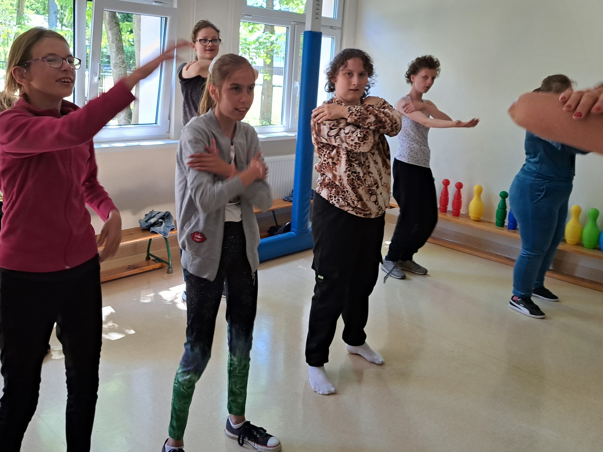 Grupa uczniów tańcząca podczas zajęć wychowania fizycznego.