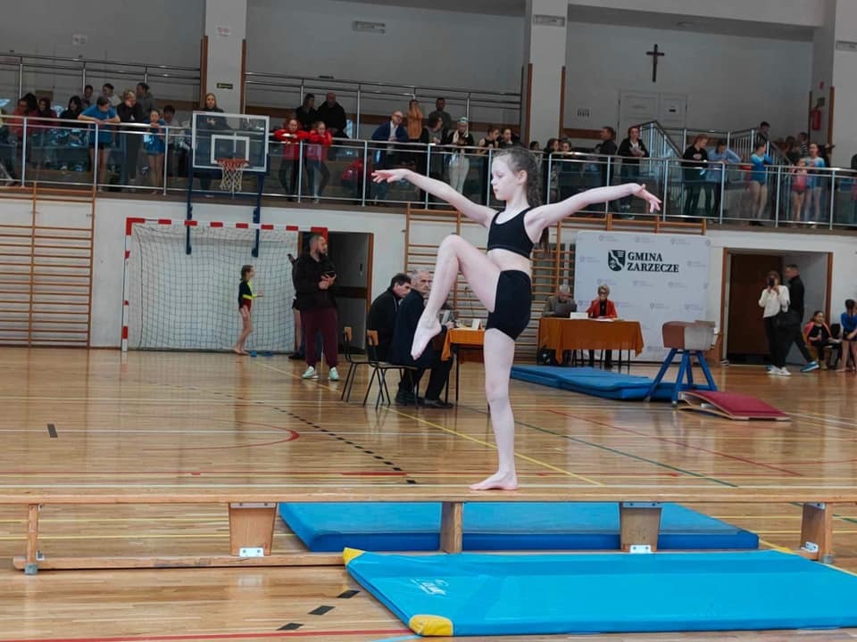 Uczennica SP7 podczas wykonywania ćwiczeń równoważnych na Finale Wojewódzkich Igrzysk Dzieci w Gimnastyce. 