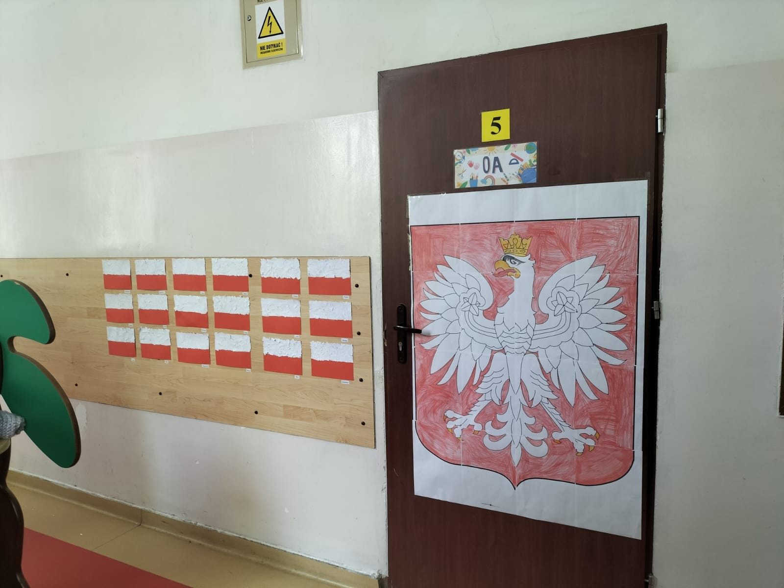 Plakaty Flag zdobiących drzwi klas w budynku A.