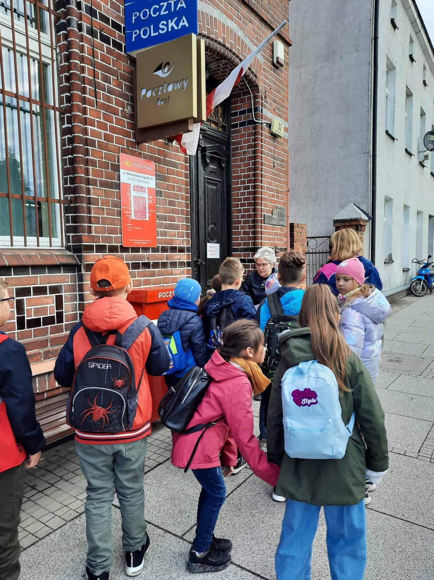 28 września uczniowie klasy 2 i 3 wyjechali na wycieczkę do Pobiedzisk. Dzieci odwiedziły pocztę  i bibliotekę, gdzie zapoznały się z zawodem pocztowca i bibliotekarza. - Obrazek 2