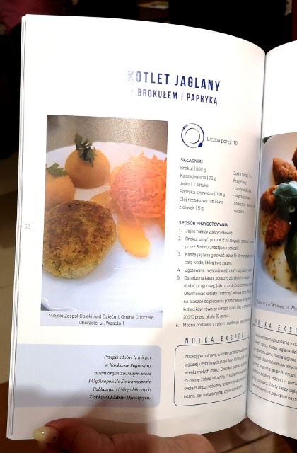 Otwarta książka kucharska, na której widoczne jest zdjęcie potrawy i przepis.