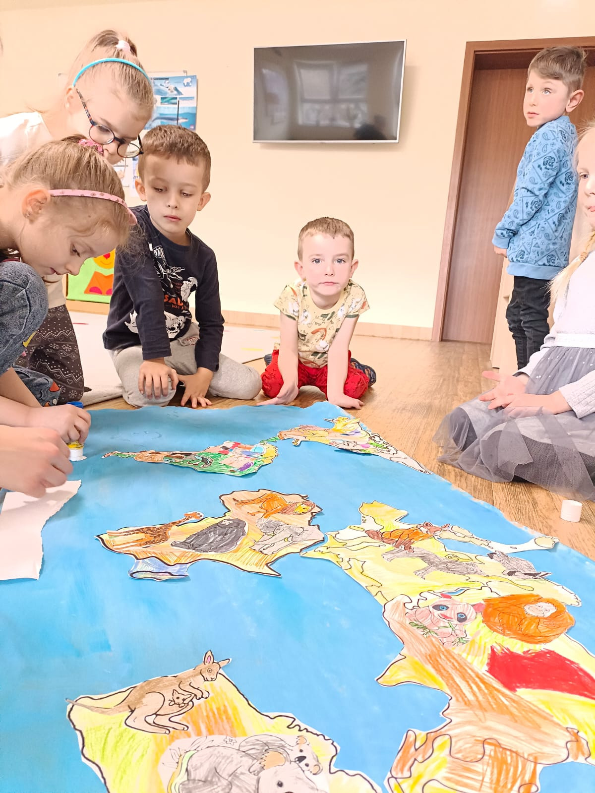 Poznajemy kontynenty.                                           Dzieci z grupy Słoneczka podczas tworzenia mapy świata 🌍 - Obrazek 3