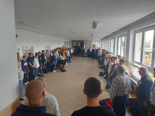 Uczniowie i nauczyciele podczas odśpiewywania Mazurka Dąbrowskiego