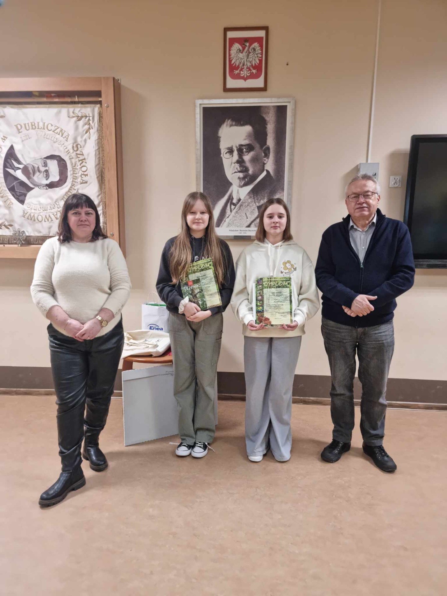 Zdjęcie przedstawia wręczenie nagród dla uczennicy Laury Cholewy i Mai Podlaskiej przez Pana Dyrektora Tomasza Gogacza oraz Panią Renatę Makowiecką w konkursie Mój Las