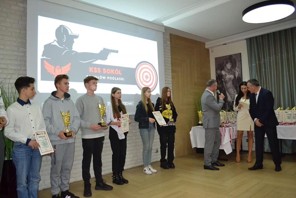 Uroczysta gala wręczenia nagród za zawody strzeleckie przeprowadzone przez Klub Strzelectwa Sportowego "SOKÓŁ" oraz Zespół Szkół Nr1 w Sokołowie Podlaskim 2021-2022  - Obrazek 4
